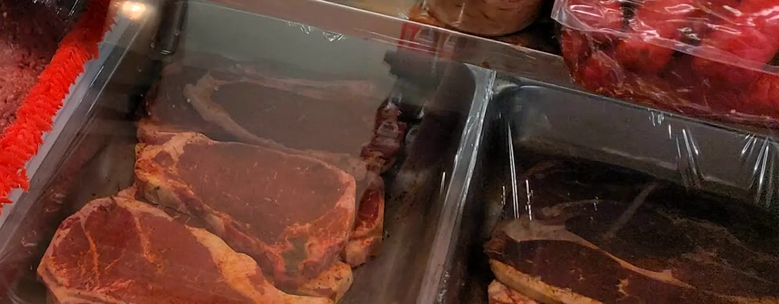 Steaks and ground beef in the meat case.